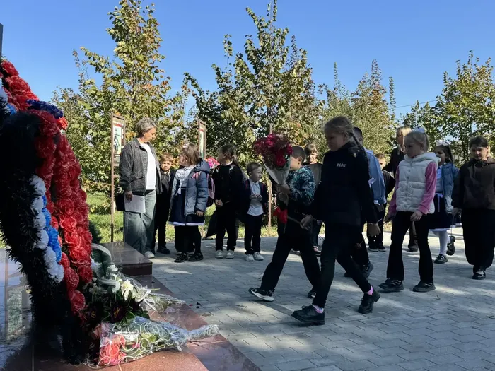 «Давайте люди не забудем геройский подвиг земляков» - возложение цветов