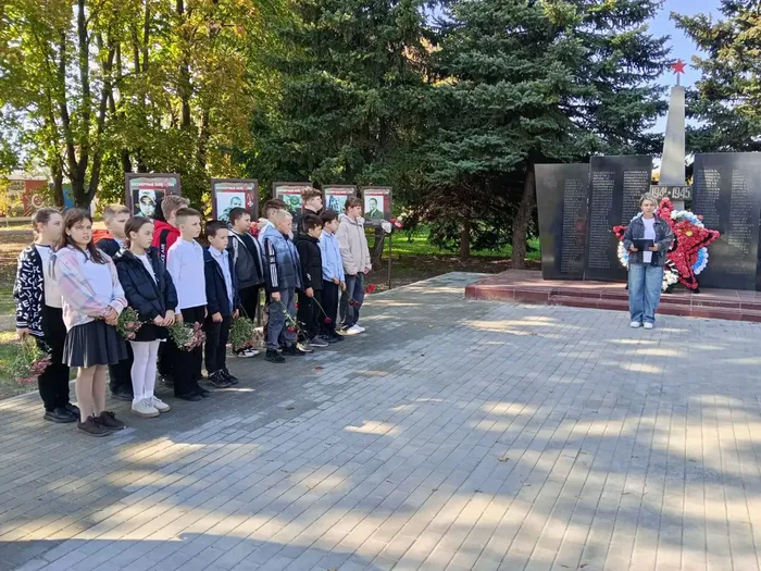 «Давайте люди не забудем геройский подвиг земляков» - возложение цветов