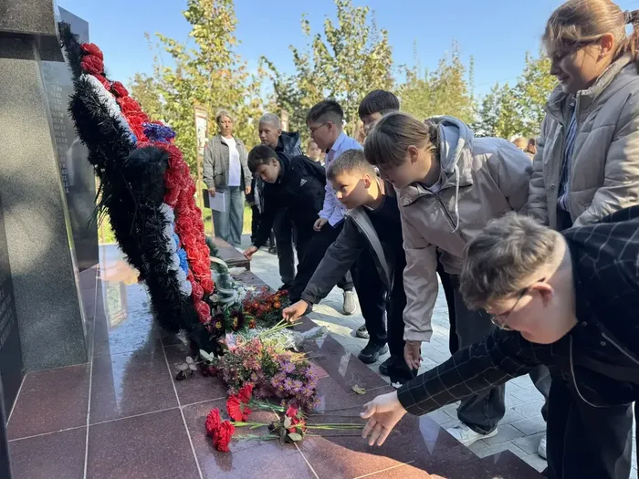«Давайте люди не забудем геройский подвиг земляков» - возложение цветов