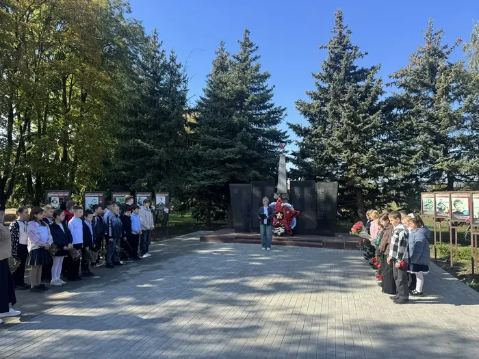 «Давайте люди не забудем геройский подвиг земляков» - возложение цветов