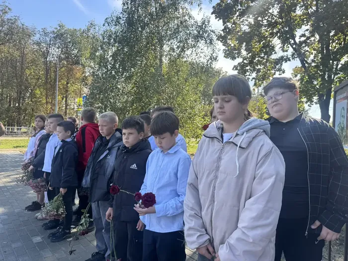 «Давайте люди не забудем геройский подвиг земляков» - возложение цветов