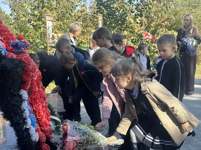 «Давайте люди не забудем геройский подвиг земляков» - возложение цветов