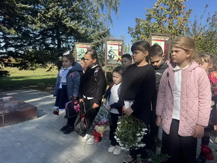 «Давайте люди не забудем геройский подвиг земляков» - возложение цветов